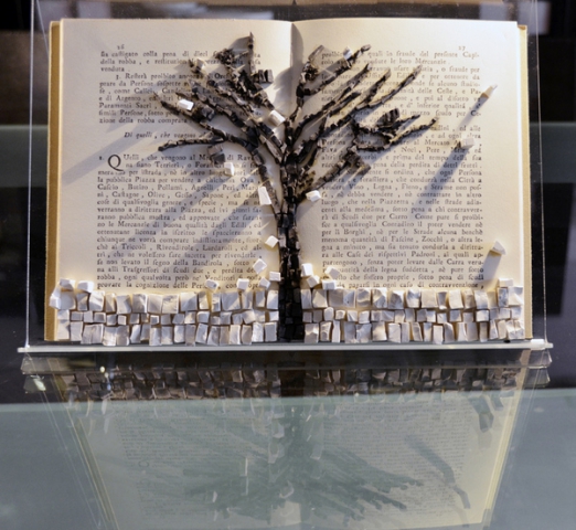 Rosetta Berardi. Libro Crocifisso. Installazione