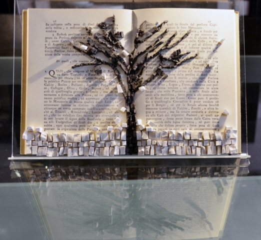 Rosetta Berardi. Libro Crocifisso. Installazione Rosetta Berardi. Libro Crocifisso. Installazione