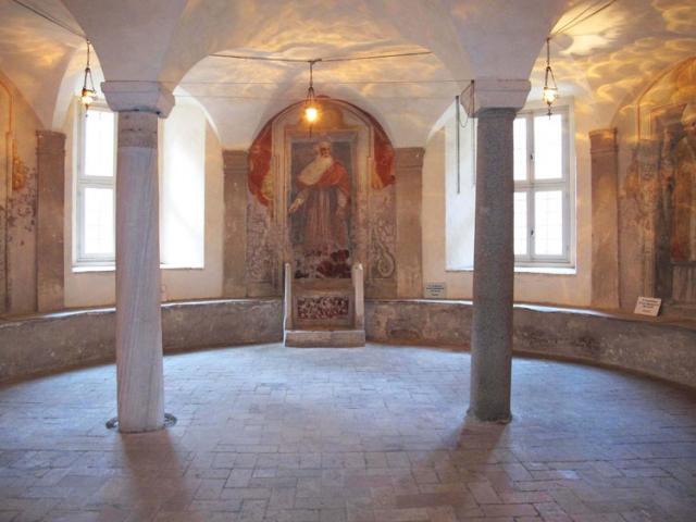 IN CRYPTA IN CRYPTA