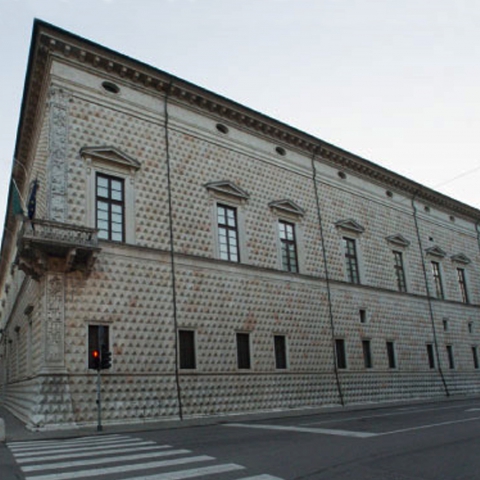 Palazzo Dei Diamanti